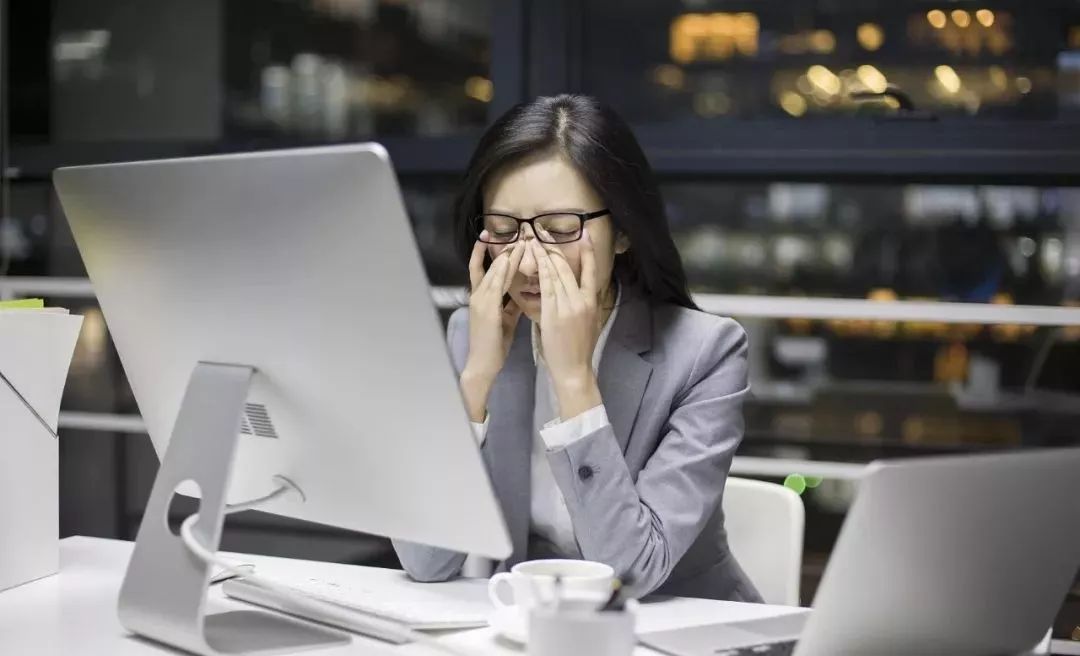 女子连续熬夜追剧,导致视网膜脱落