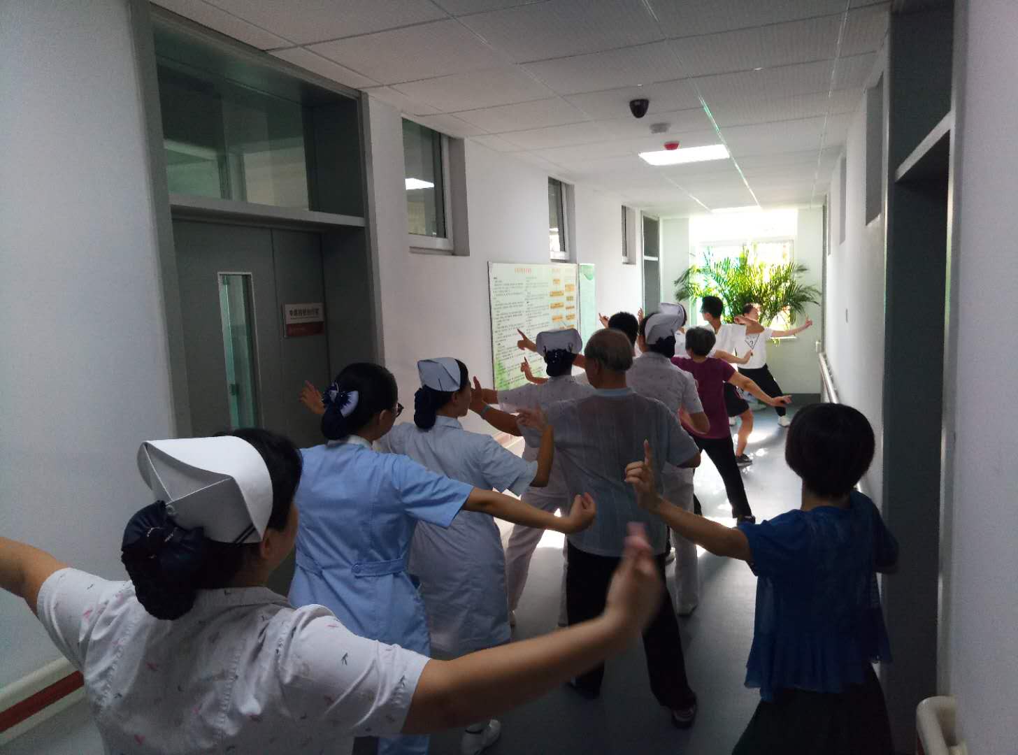 山东省中医院中医经典科医护人员带领大家练习
