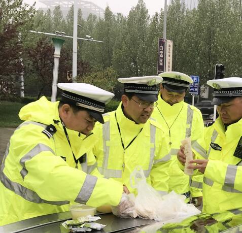 实拍潍坊寿光菜博会的 服务员