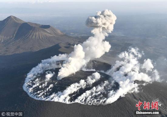 资料图：2018年3月12日，日本新燃岳火山持续喷发。日本气象厅10日公布，新燃岳火山当日断续发生数次爆炸性喷发，烟尘一度高达4500米。 图片来源：视觉中国