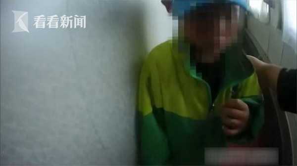 妈妈提前下车把孩子忘在火车上 警方打电话才知道