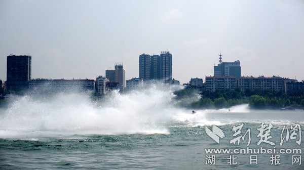 丹江口2018中国摩托艇大赛鸣枪 展现水上速度