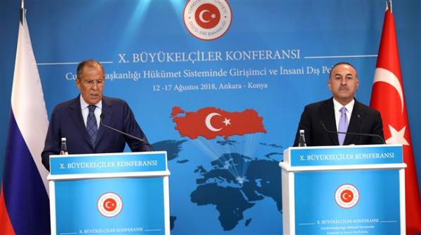 14日，俄罗斯外长拉夫罗夫（左）与土耳其外长在安卡拉共同出席新闻发布会。会上拉夫罗夫表示，美元扮演的全球货币角色正逐渐式微。（法新社）