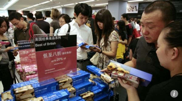  7月，中国社会消费品零售额同比增长8.8%。图为中国顾客在超市选购食品。（彭博新闻社网站）