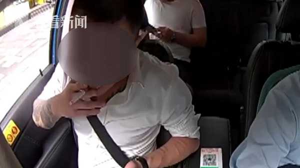 两男车内抽烟不系安全带 司机提醒反遭辱骂踩脸