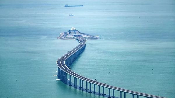 十问港珠澳大桥:为何要建海底隧道?桥上有加油