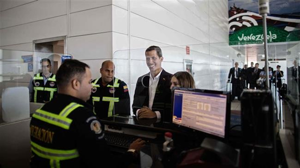 瓜伊多回国:多国外交官接机 蓬佩奥送“祝贺”