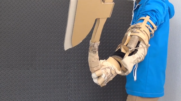 日本小哥用纸板打造《只狼》“机械斧” 还原度爆表