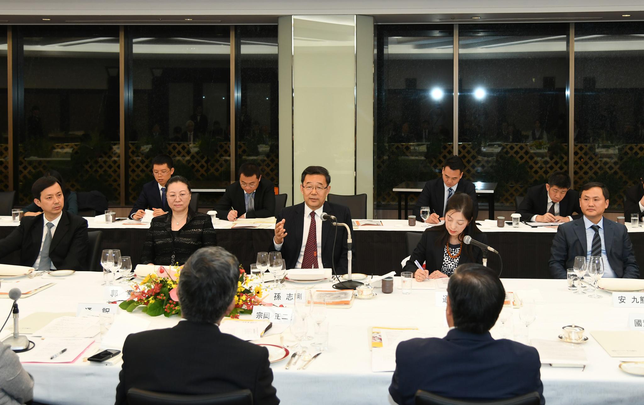 4----DPC_4553-----孙志刚向参会日本企业发出邀请,热诚欢迎他们到贵州参观考察,加强与贵州交流合作。杜朋城 摄影.jpg 孙志刚书记在日本会见日中经济协会会长宗冈正二