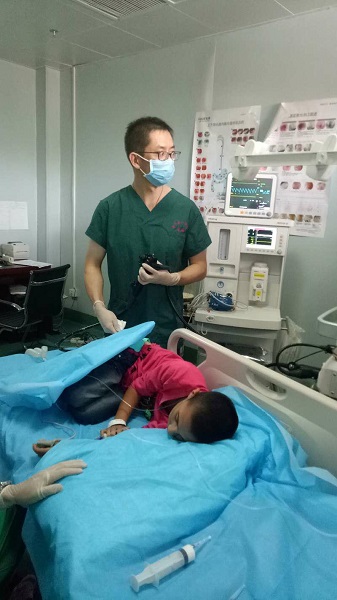 图说:曹海滨为男孩检查 上海援疆莎车分指挥部供图