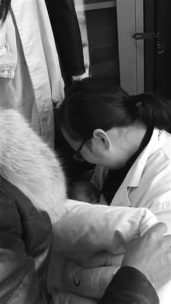 “我家也是女儿，就喝我的奶吧” 哺乳期护士无私喂早产女婴