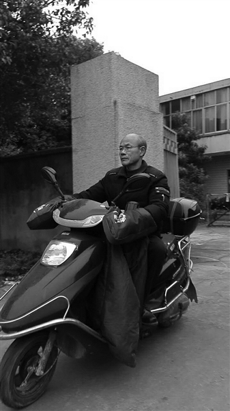 电动车满载笔墨纸砚 环湖写生6年,画下“原生态太湖”