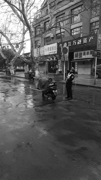 闹市光缆脱落，辅警雨中当“人肉”线杆