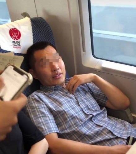 高铁霸座男再曝丑闻:当二房东骗钱 论文涉嫌抄