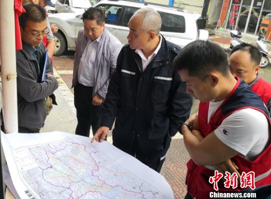四川地震局现场工作组与陕西省地震局现场工作队在震区交换意见。四川地震局 宁强5.3级地震:四川广元震区300余间房屋不同程度受损