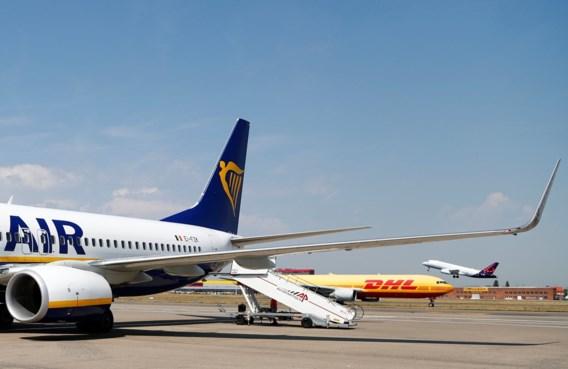 布鲁塞尔航空公司一客机因被鸟撞迫降