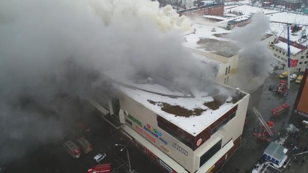 3月25日，在俄罗斯西西伯利亚南部城市克麦罗沃，发生火灾的购物中心冒出浓烟。 新华社 图