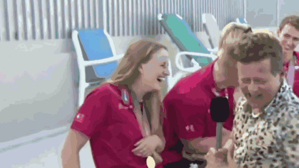 主持人直播采访掉进泳池 美女运动员一旁笑成花