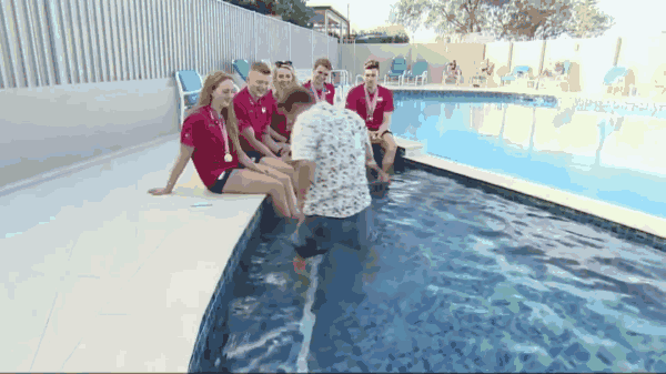 主持人直播采访掉进泳池 美女运动员一旁笑成花