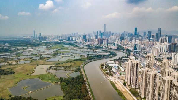 无人机拍摄的深圳河两岸的深圳（右）和香港（左）。新华社记者毛思倩摄