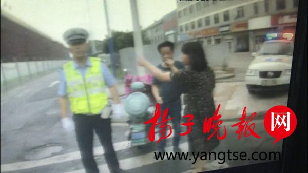 女子骑电动车乱穿机动车道被扣车 怒怼交警被
