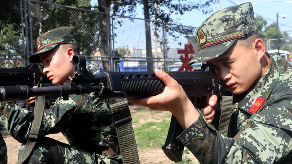 炎炎夏日天气热,武警兵哥练兵忙