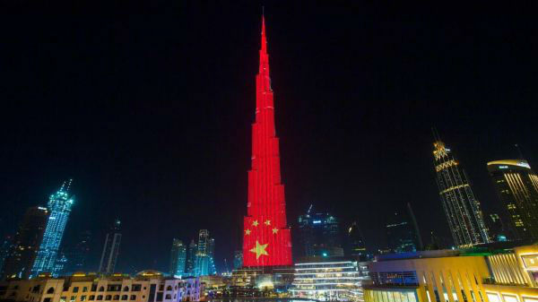 本周二，迪拜的哈利法塔被中国国旗的颜色点亮。（阿联酋《国民报》网站）