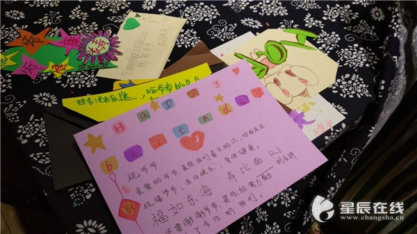 90岁抗战老兵生日不设宴 社区萌娃手工为老人制作特殊生日礼物