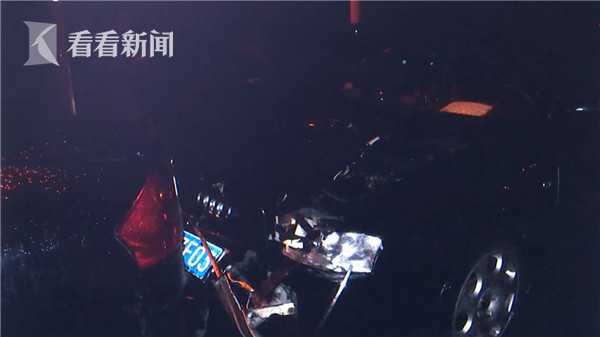 男子肇事“跑路”把5岁女儿扔车里 警察:不可思议