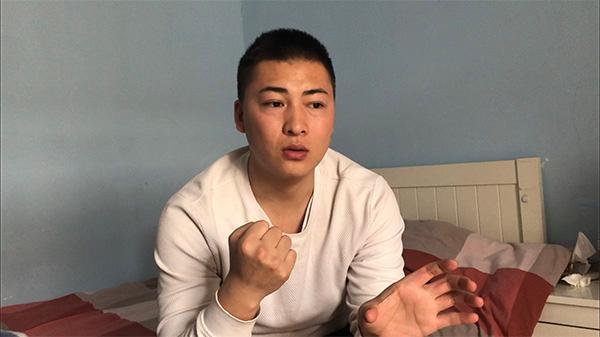 趙宇向記者描述2018年12月26日晚的情形。 澎湃新聞記者 王選輝 圖