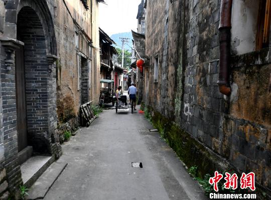 古镇街巷里弄纵横,古民居错落有致。 吕明 摄
