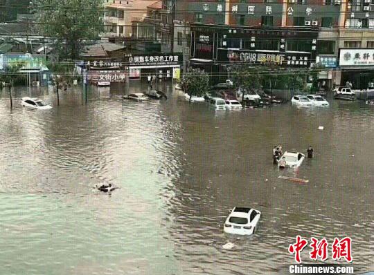 河南省夏邑县城区严重积水，大量小型汽车抛锚。　徐栋　摄