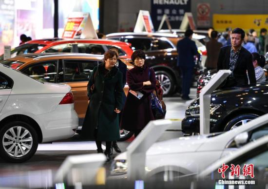 3月14日,新疆315国际车展吸引大量购车族。中新社记者 刘新 摄