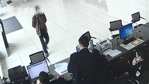 视频|蠢哭!酒醉男开车到交警队咨询业务 结果悲