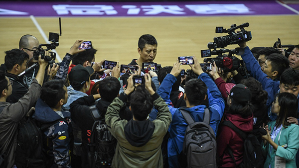 不再绷着脸 郭士强更衣室喊出憋了多年的话