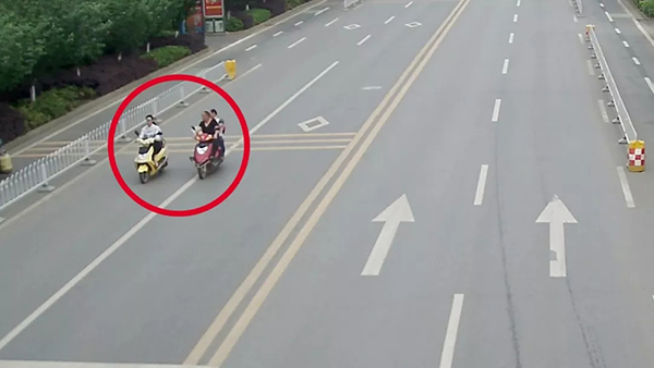 两男子模仿抖音强撩女性并辱骂警察 被拘20