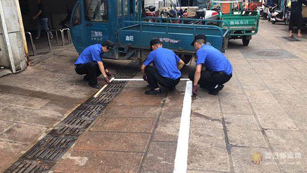 施划临时停车位 规范非机动车停车乱象