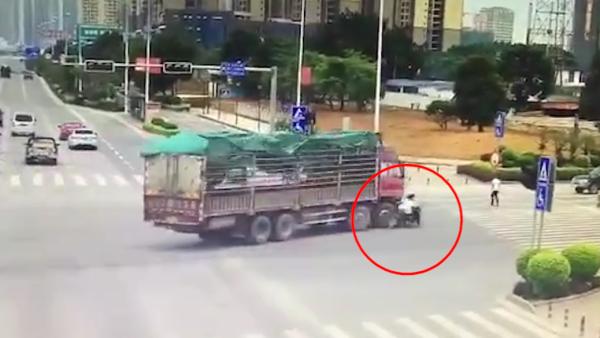 电动车遭碾压夫妻身亡，孩子现场大哭