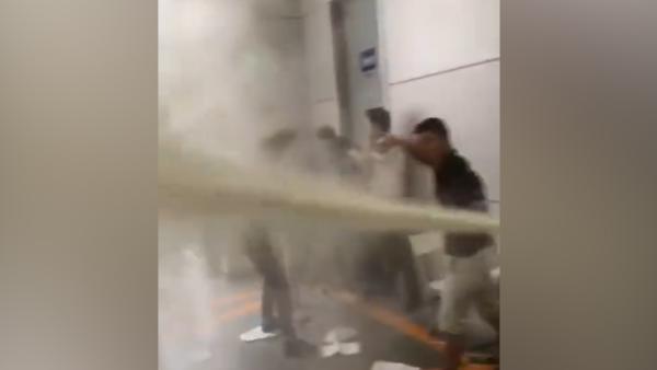 车展上两经销商群殴，有人拿灭火器喷射