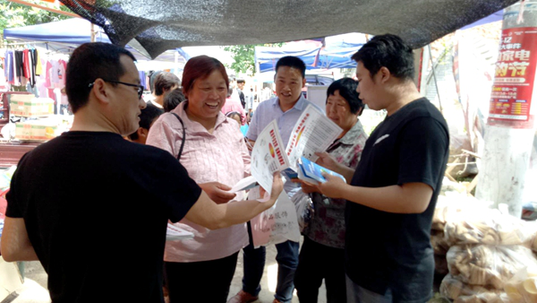 河南宜阳县反邪教宣传进乡村集市(图)