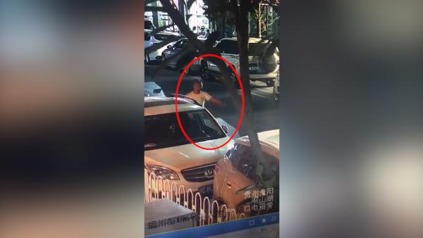 为省两百停车费，奔驰男自己“画”车位