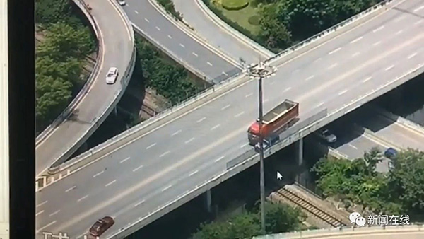 大货车司机疑因斗气路怒发作 立交桥上撞越野车