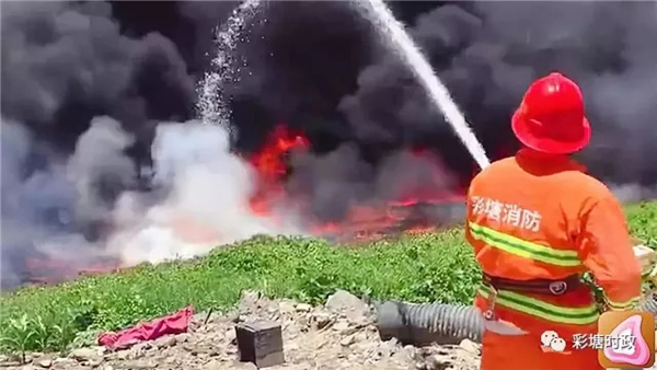 广东两企业将废油排入溪流引发火灾 被停产整顿