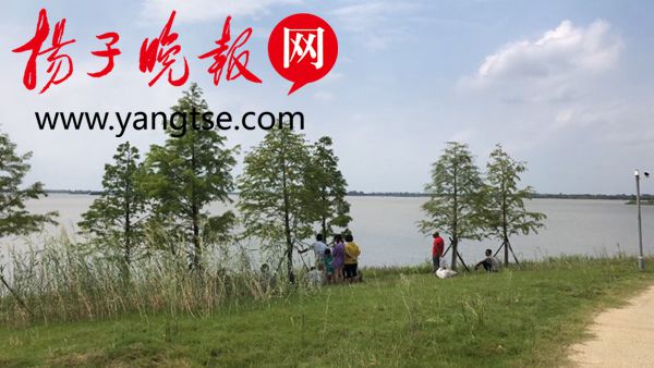 盐城一银行17名员工结伴游玩 男子不慎掉进湖