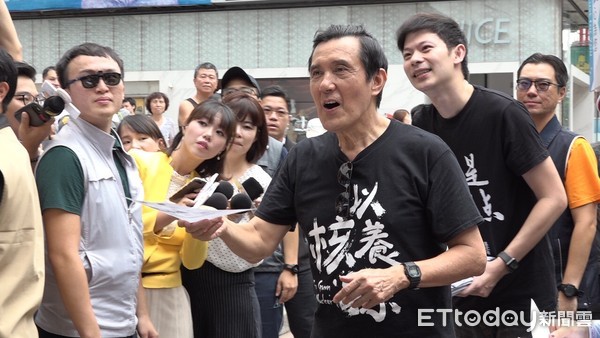 马英九、台北市议员候选人李柏毅30日号召民众参与以核养绿“公投”联署。（图片来源：台湾“东森新闻云”）
