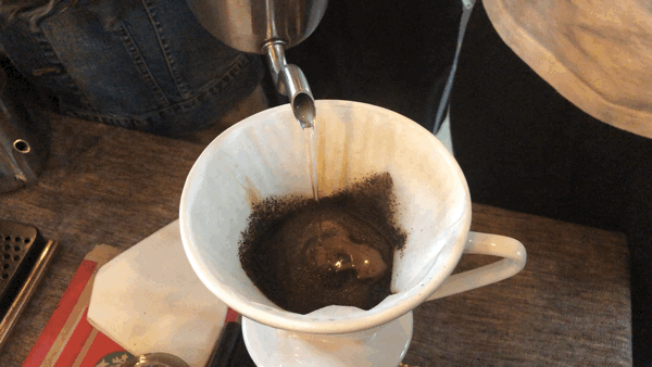 等到滤杯里的热水断流,一杯手冲咖啡就基本上大功告成啦!