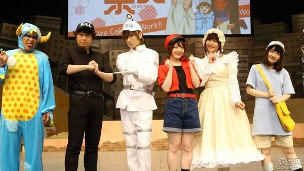 《工作细胞》官方声优Cos 《工作细胞》官方声优Cos图 花泽香菜露出招牌微笑