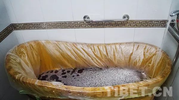 图为北京藏医院药浴科病房中的药浴盆。摄影：杨悦笙