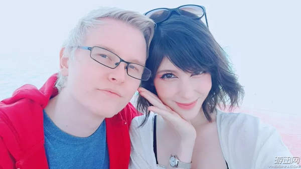 《守望先锋》职业选手订婚 女友身材火辣颜值