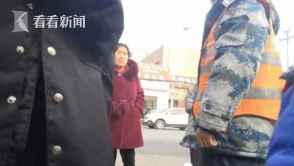 视频｜拒交4元停车费起冲突 司机的理由让人“醉”了